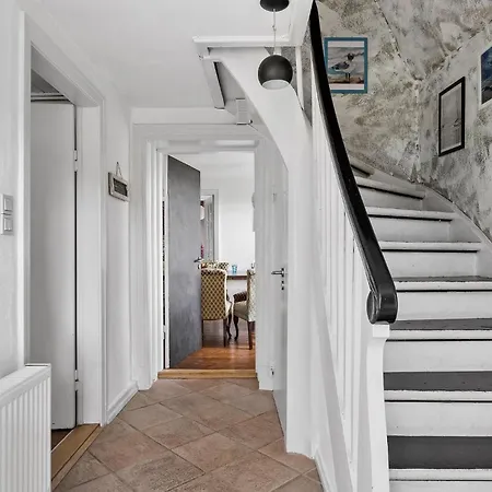 Three-bedroom In Lejlighed *