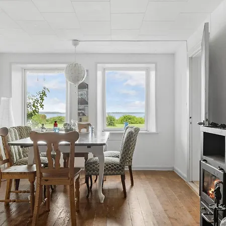 Three-bedroom In Lejlighed *